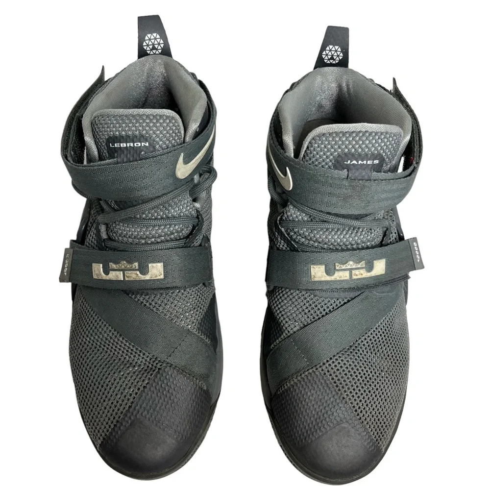 NIKE LEBRON JAMES 776471-003 Soldier IX 9 Basketball Athletic Gray Shoes sz 5 Y